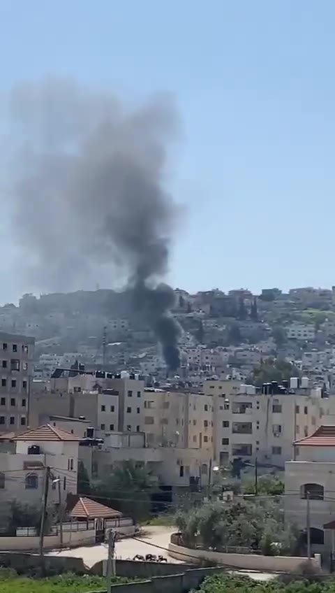 Las fuerzas de seguridad israelíes queman más casas en el campamento de Jenin, en el norte de Cisjordania.