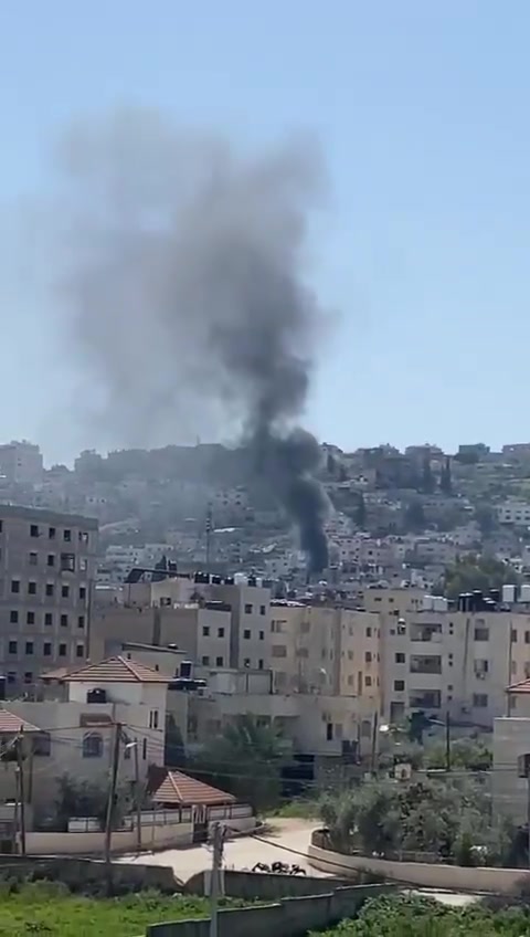 Las fuerzas de seguridad israelíes queman más casas en el campamento de Jenin, en el norte de Cisjordania.