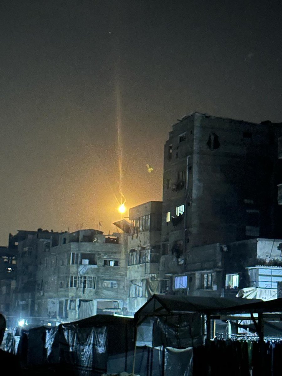 L'armée israélienne tire des fusées éclairantes sur le quartier d'Al-Shujaiya, à l'est de la ville de Gaza