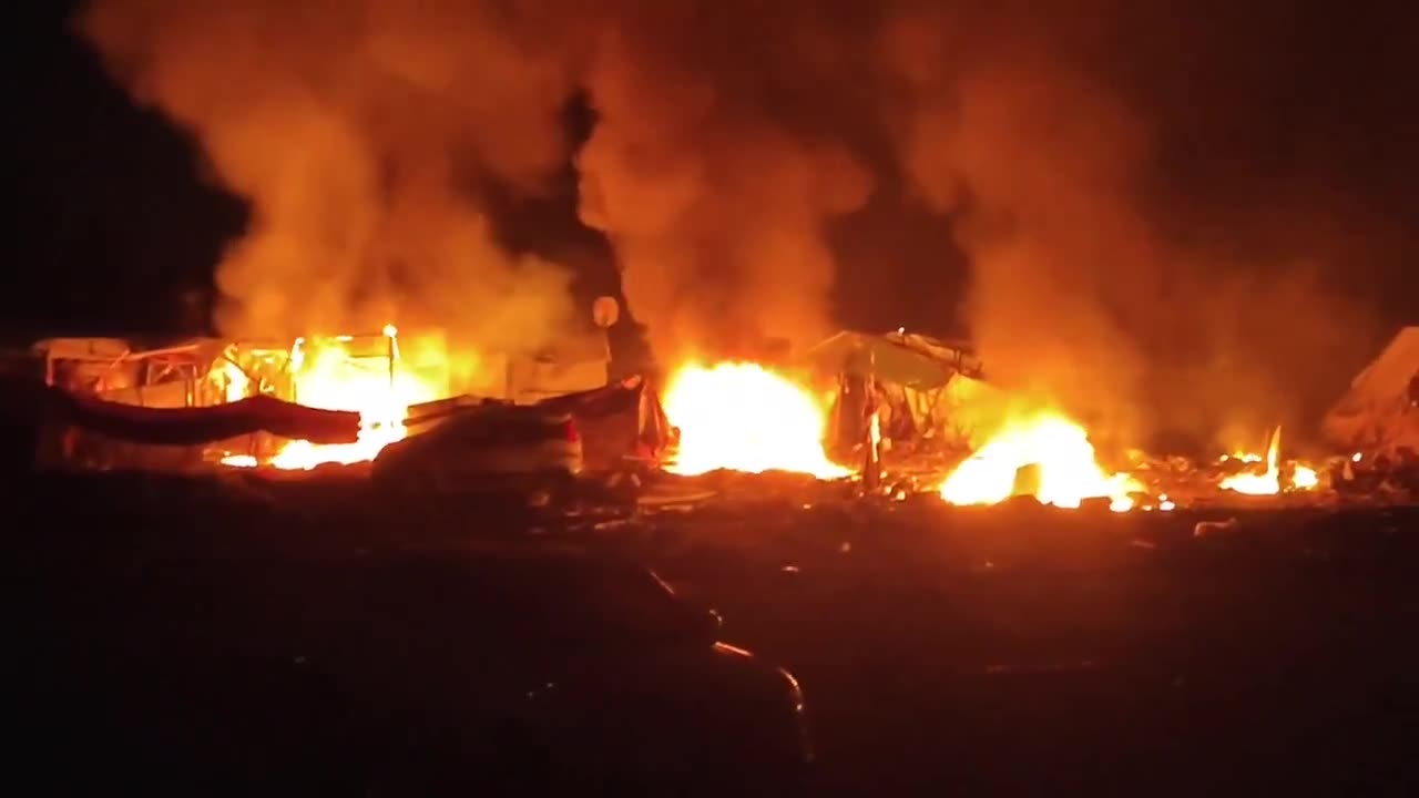 Une vidéo montre les tentes des Palestiniens déplacés dans la zone de Mawasi à Khan Yunis, au sud de la bande de Gaza, en feu, à la suite de nouvelles frappes aériennes israéliennes.