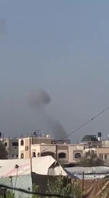 Ataques aéreos del ejército israelí en Beit Hanoun, en el norte de Gaza, hace momentos.