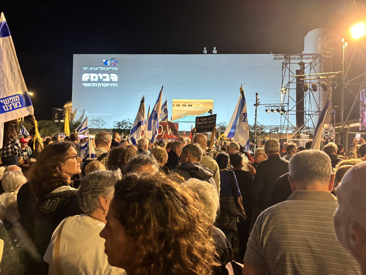 Mensen verzamelen zich in het centrum van Tel Aviv voor een protest tegen de stappen van de regering van Netanyahu tegen de democratie en de hervatting van de oorlog in Gaza