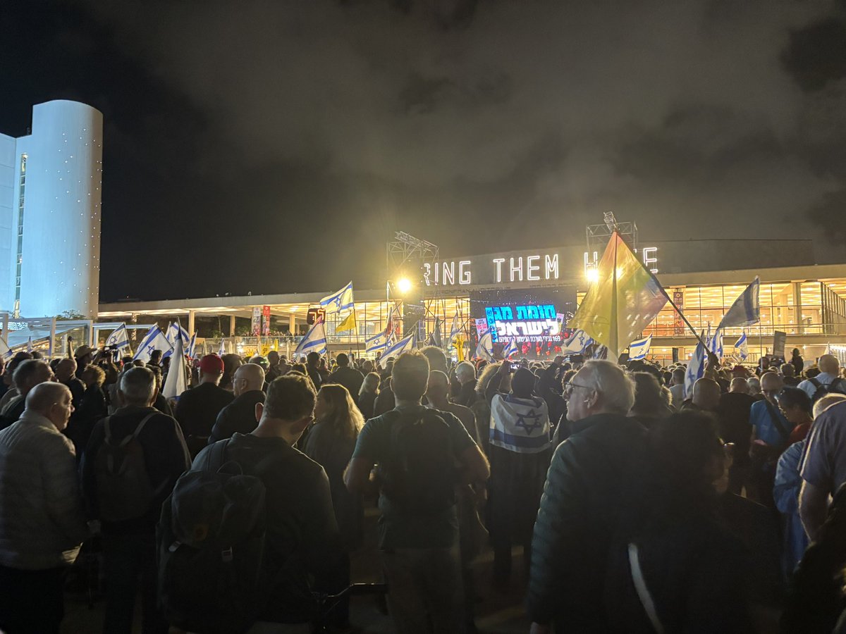 Mensen verzamelen zich in het centrum van Tel Aviv voor een protest tegen de stappen van de regering van Netanyahu tegen de democratie en de hervatting van de oorlog in Gaza