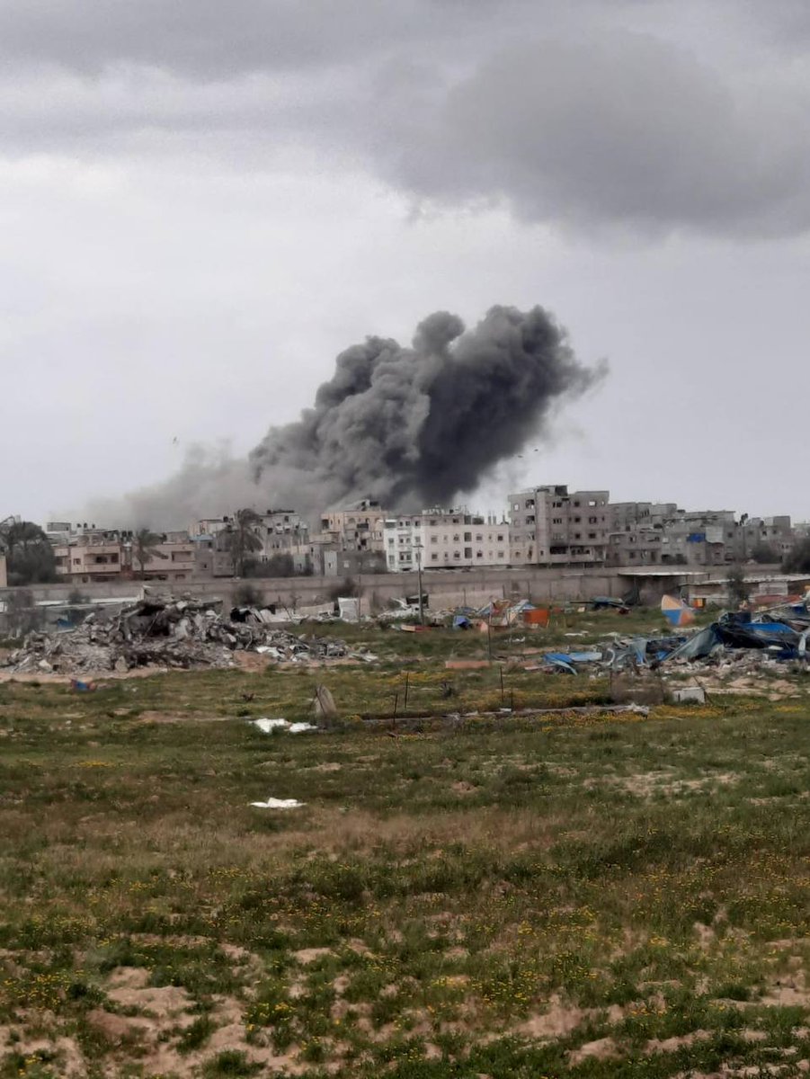 El humo se eleva después de un ataque aéreo israelí en el centro de Rafah, en el sur de la Franja de Gaza.