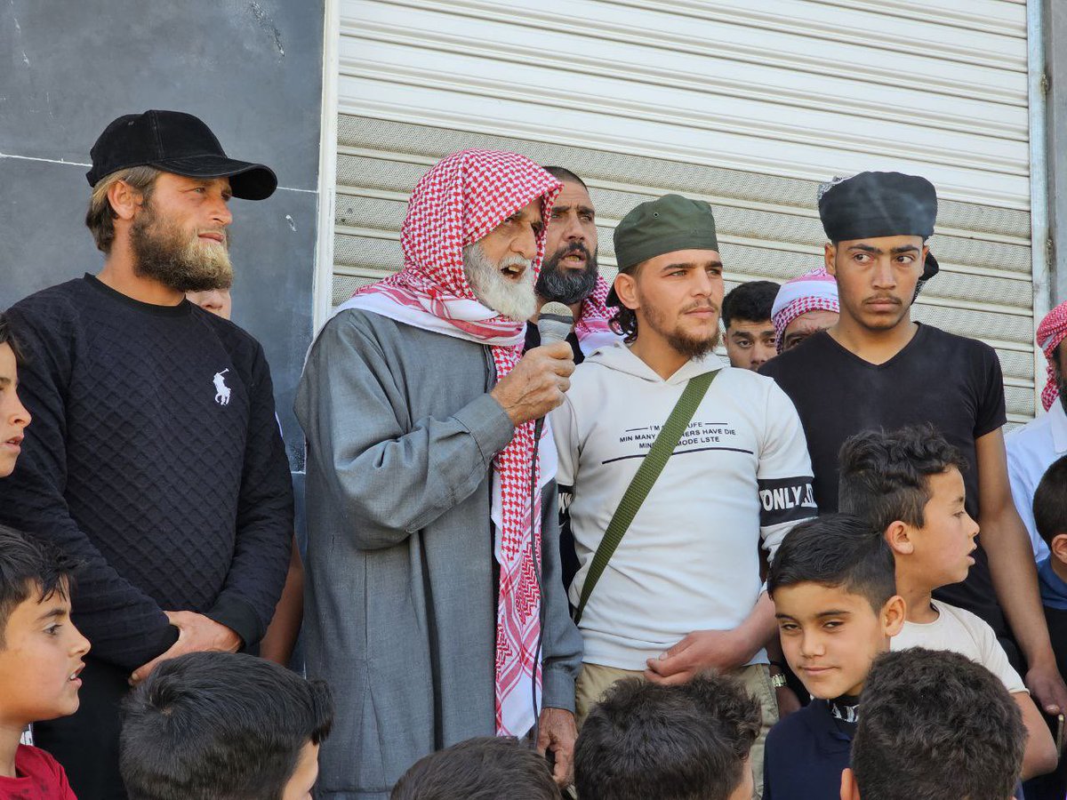 עמדת מחאה בעיר אינכיל, מצפון לדרעא, המגנה את הטבח הישראלי ומתוך הזדהות עם מתי העיר נאווה.