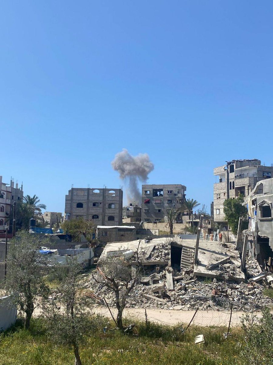 תקיפה אווירית ישראלית מאחורי נהר אל-ברד באזור בתן אל-סאמין, דרומית לחאן יונס, בדרום רצועת עזה.