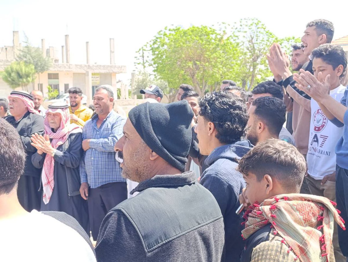 תושבי העיירה ג'לין באזור הכפרי המערבי של דרעא מקיימים מחאה בסולידריות עם תושבי נאווה לאחר כמה הרוגים בעימות עם הישראלי, והם עורכים את תפילת ההלוויה בהיעדרם עבור ההרוגים. דרעא