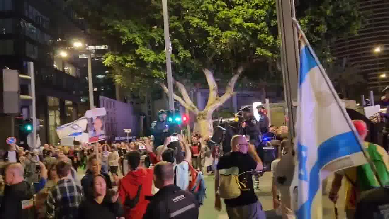 A march that left the Habima demonstration toward Ayalon was stopped on Begin Road by police and horsemen. Two protesters who were sitting on the road and refused to move were arrested. One of the horsemen whipped Haaretz photographer Itai Ron with the reins, in the footage wearing a white shirt and hat. Photo: Yair Palti