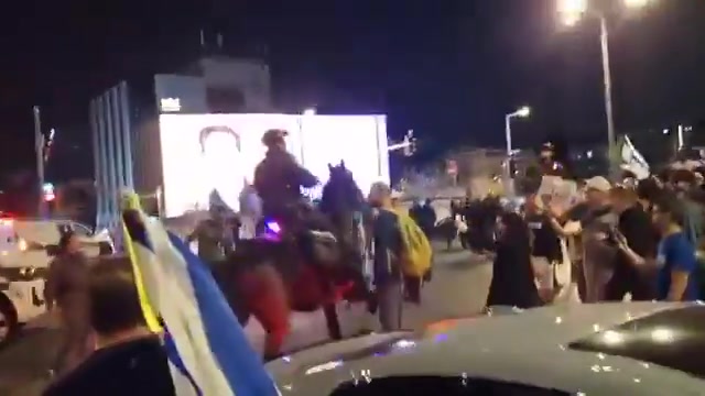 Mounted police vs protestors in Tel Aviv.(Benny Meshy)