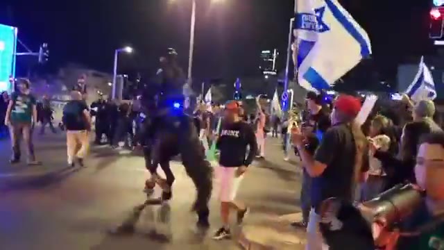 Mounted police vs protestors in Tel Aviv.(Benny Meshy)
