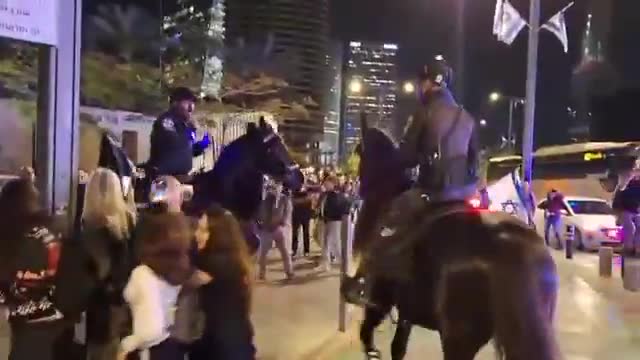 Mounted police vs protestors in Tel Aviv.(Benny Meshy)