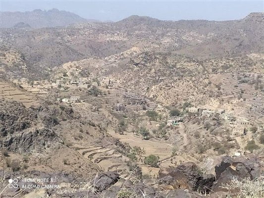 US aircraft launched four raids on Houthi militia sites in Maqbanah District, targeting weapons caches and Houthi barracks in the Al-Kurabiyah area.