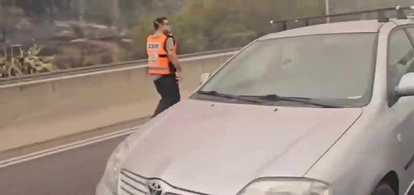 Terrifying scenes on Israel’s Highway 1. Drivers abandoned their cars and fled on foot to escape the raging fires. First responders and soldiers are going vehicle by vehicle to ensure no one was left behind