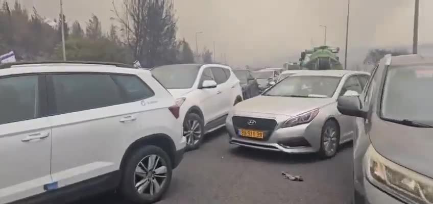 Terrifying scenes on Israel’s Highway 1. Drivers abandoned their cars and fled on foot to escape the raging fires. First responders and soldiers are going vehicle by vehicle to ensure no one was left behind