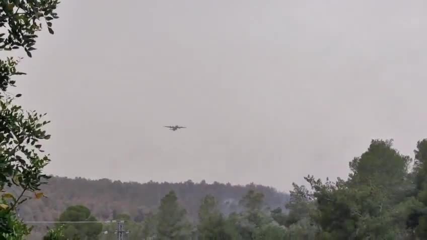 Documentation: A Samson plane drops fire retardant @ItayBlumental Photo: Jerusalem Air Force