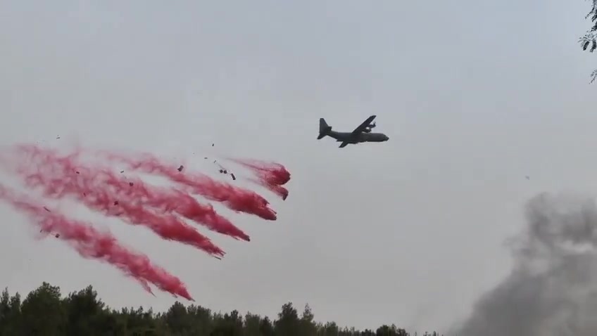 Documentation: A Samson plane drops fire retardant @ItayBlumental Photo: Jerusalem Air Force