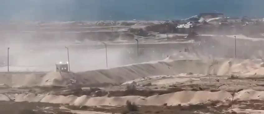 Crowds of Gazans stormed one of the humanitarian aid distribution complexes in Rafah