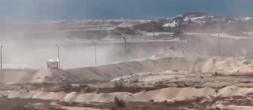 Crowds of Gazans stormed one of the humanitarian aid distribution complexes in Rafah