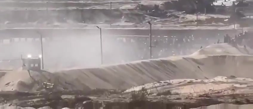 Crowds of Gazans stormed one of the humanitarian aid distribution complexes in Rafah