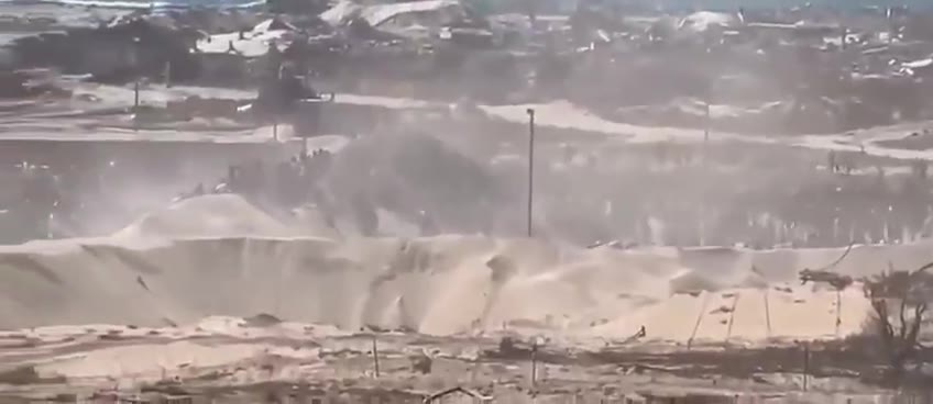 Crowds of Gazans stormed one of the humanitarian aid distribution complexes in Rafah