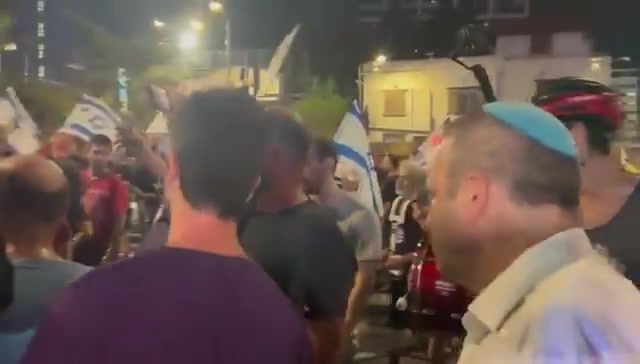 At the Tel Aviv rally, Israel Police officers attempt to remove anti-war protesters with violence, only to be confronted by Labor's @KarivGilad