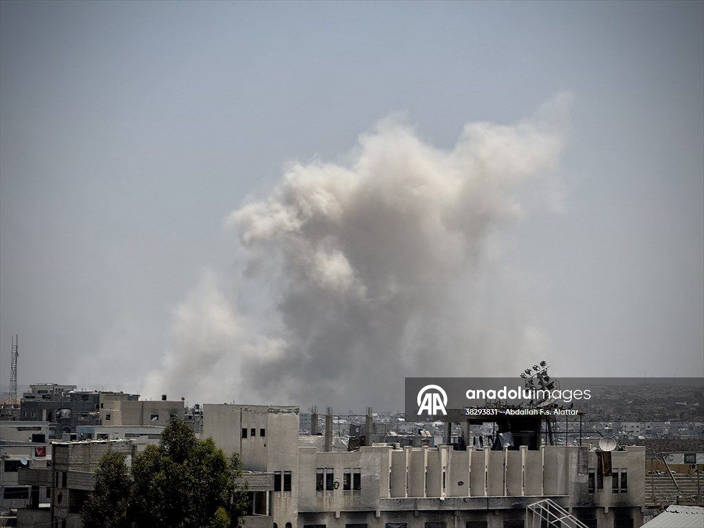 Warplanes launch an airstrike on the Abasan area east of Khan Yunis and the Al-Katiba area north of Khan Yunis city.