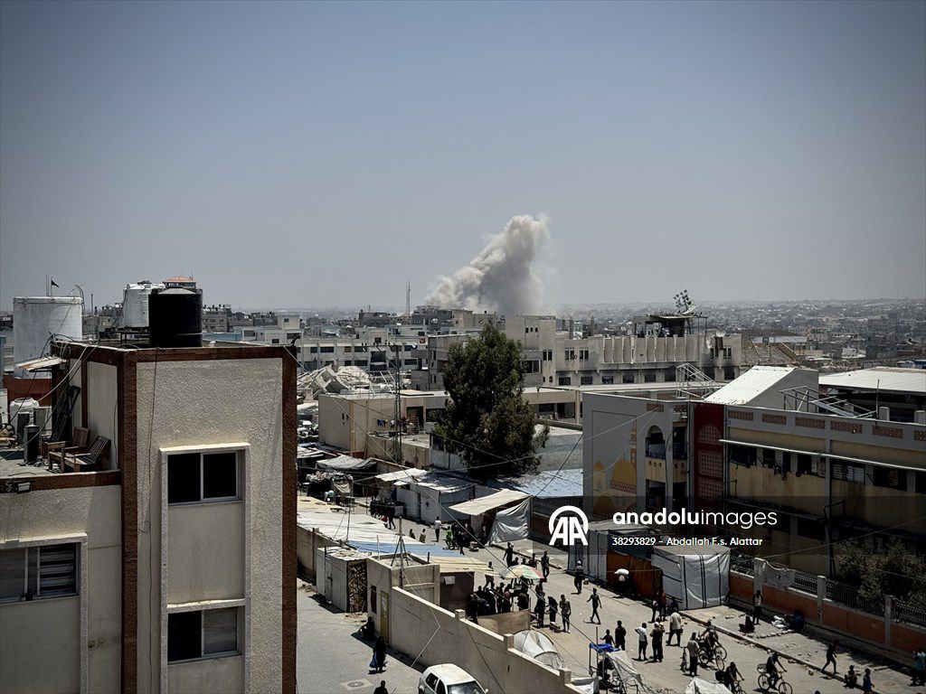 Warplanes launch an airstrike on the Abasan area east of Khan Yunis and the Al-Katiba area north of Khan Yunis city.