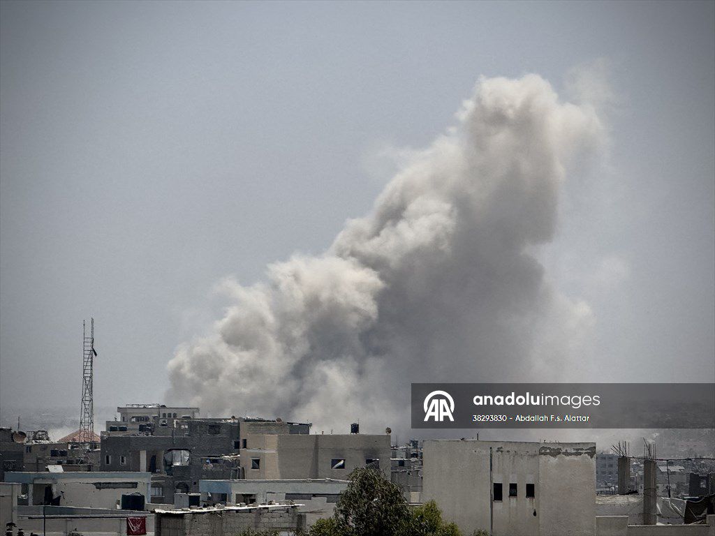 Warplanes launch an airstrike on the Abasan area east of Khan Yunis and the Al-Katiba area north of Khan Yunis city.