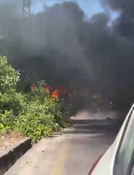 An Israeli raid targeted a Hezbollah member in a car a short while ago on the Abbasiyeh Forest Road in Tyre District.