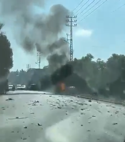 An Israeli raid targeted a Hezbollah member in a car a short while ago on the Abbasiyeh Forest Road in Tyre District.