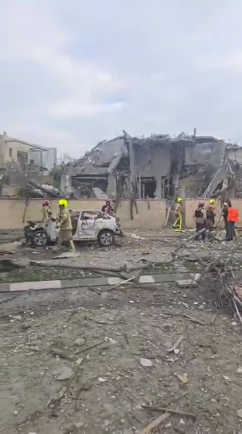 Significant damages in several houses in central Israel after the Iranian missile attack. At least 11 people wounded