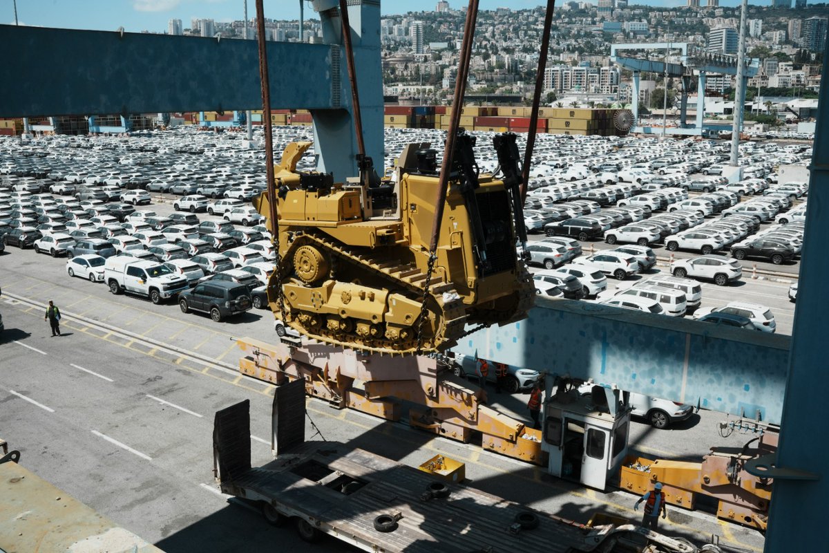 A shipment from the United States of dozens of bulldozers for the Israeli army arrived in Israel this morning after months of delays, the Defense Ministry announces. The Caterpillar D9 bulldozers and other equipment for the Israeli army Ground Forces were unloaded from a ship at Haifa Port