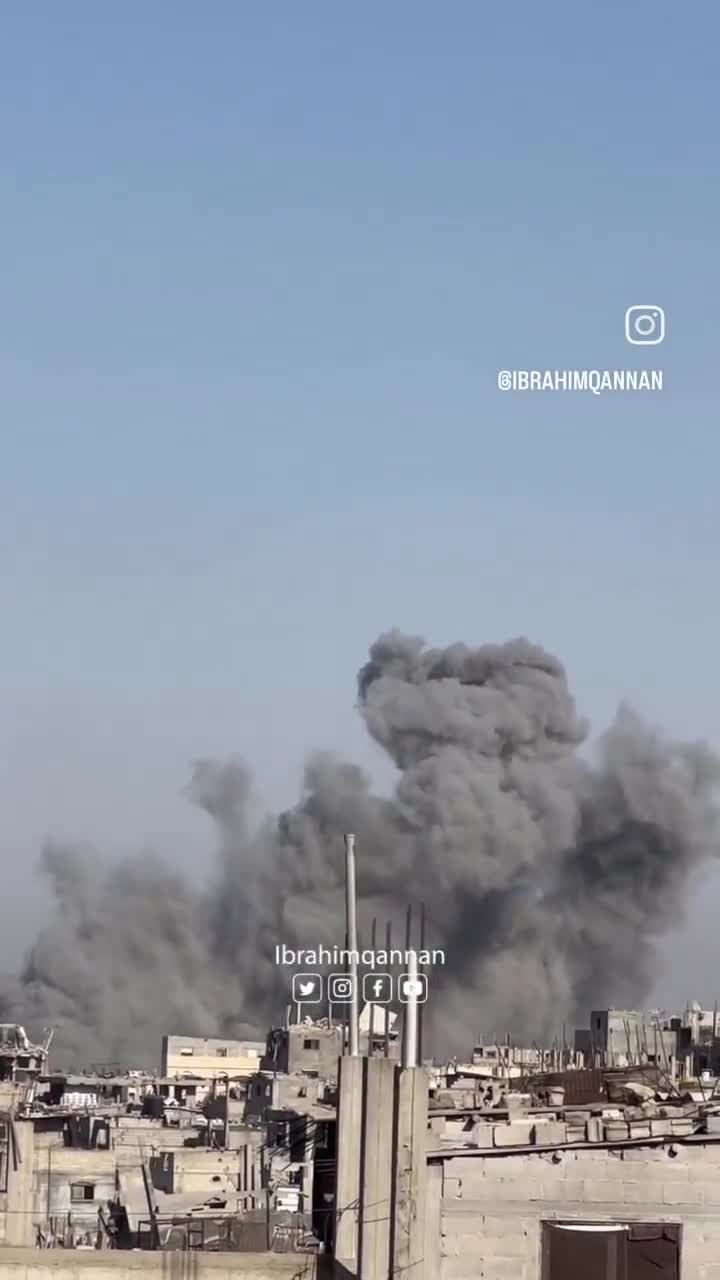 Video of violent airstrikes targeting areas in central Khan Yunis, south of the Gaza Strip, alongside heavy artillery shelling.