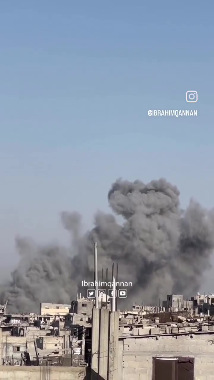 Video of violent airstrikes targeting areas in central Khan Yunis, south of the Gaza Strip, alongside heavy artillery shelling.