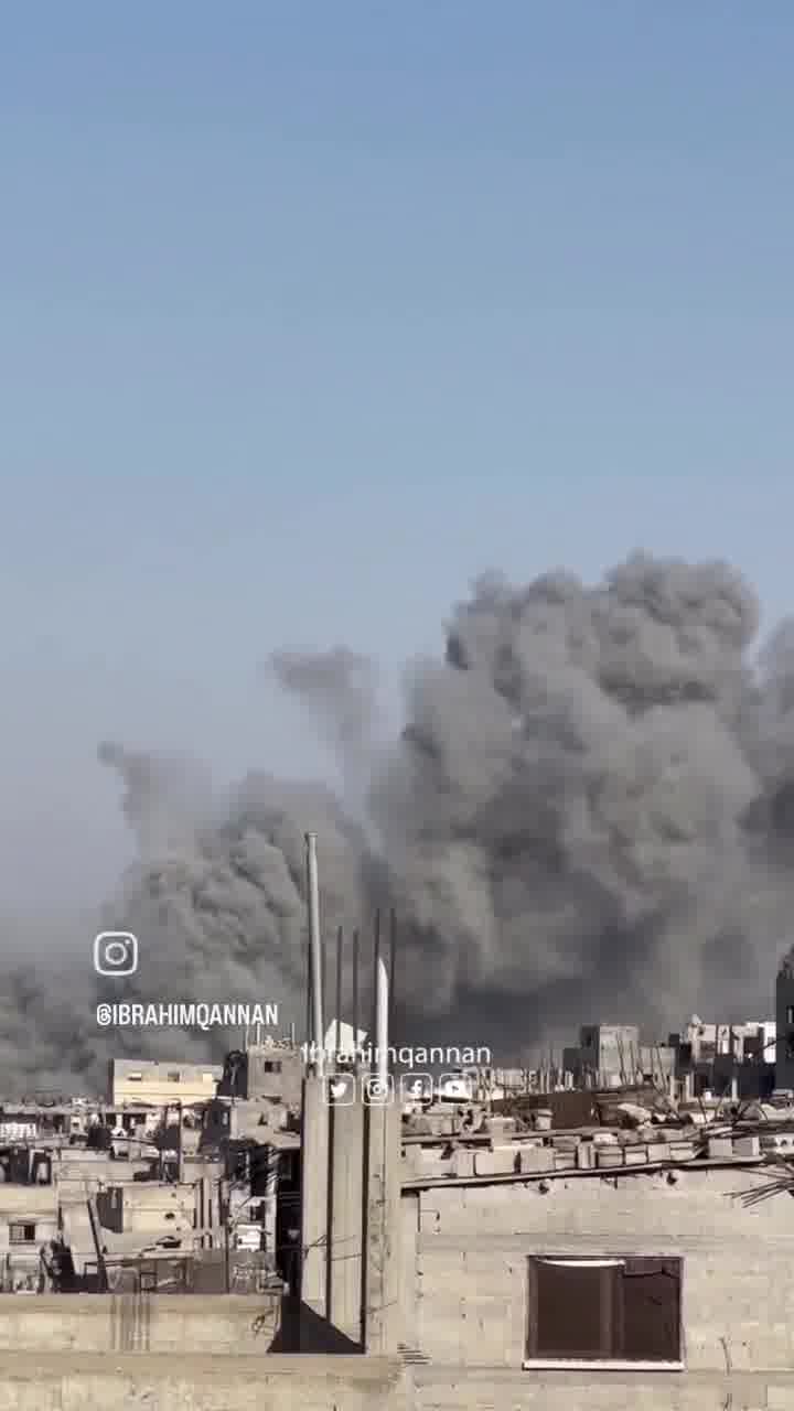 Video of violent airstrikes targeting areas in central Khan Yunis, south of the Gaza Strip, alongside heavy artillery shelling.