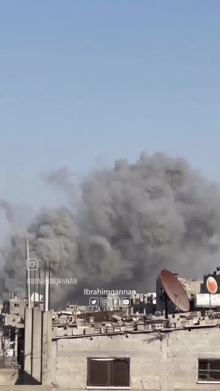 Video of violent airstrikes targeting areas in central Khan Yunis, south of the Gaza Strip, alongside heavy artillery shelling.