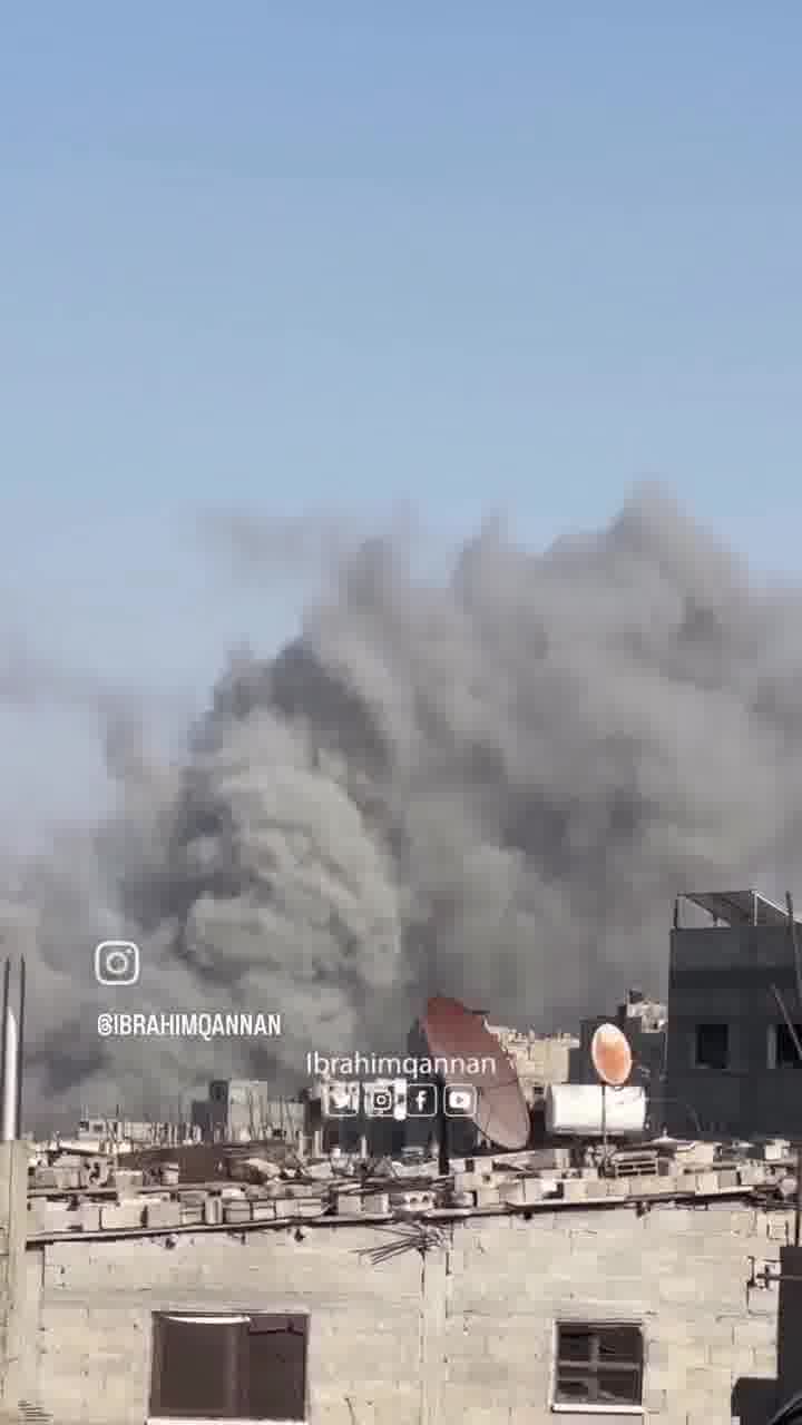 Video of violent airstrikes targeting areas in central Khan Yunis, south of the Gaza Strip, alongside heavy artillery shelling.