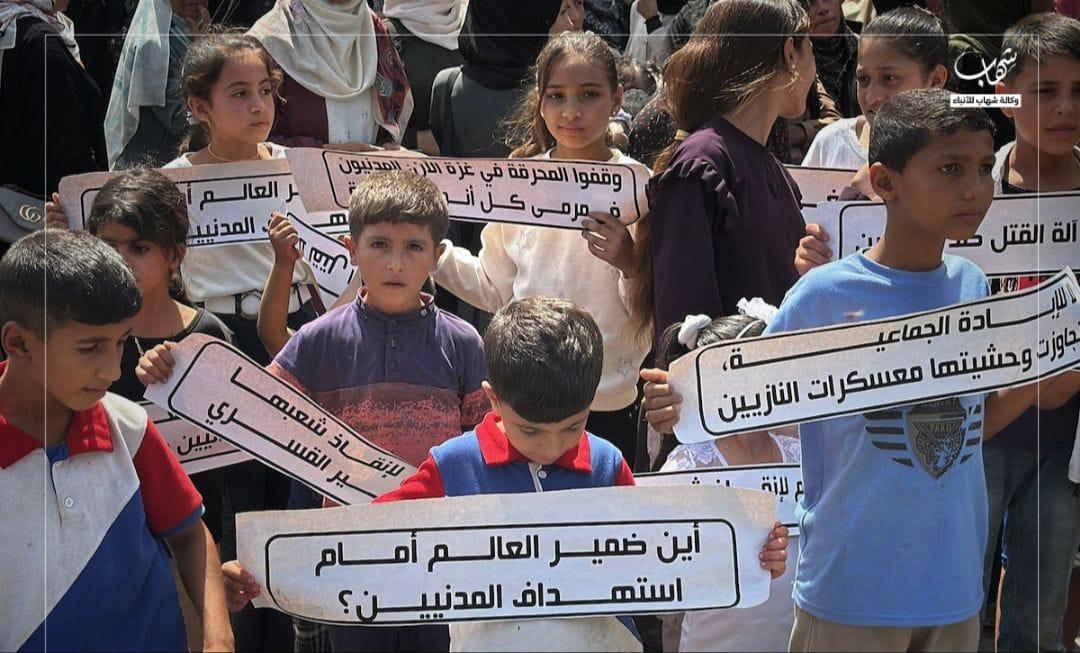 Photos of Gazans participating in a protest in the courtyard of Al-Aqsa Martyrs Hospital in Deir al-Balah, denouncing the ongoing Israeli war of genocide, the continued policy of starvation, and the denial of food aid and medical supplies.