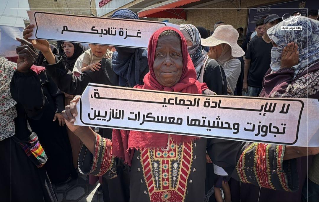 Photos of Gazans participating in a protest in the courtyard of Al-Aqsa Martyrs Hospital in Deir al-Balah, denouncing the ongoing Israeli war of genocide, the continued policy of starvation, and the denial of food aid and medical supplies.