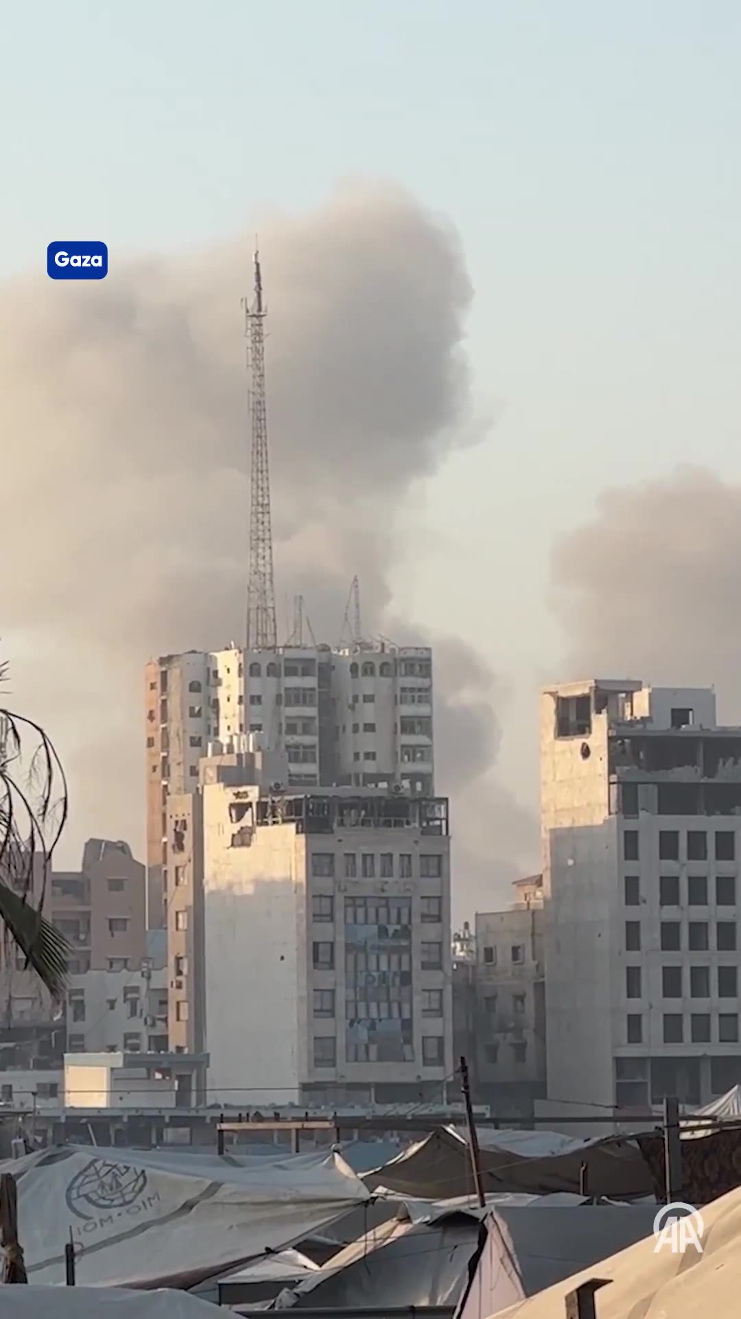İsrail hava saldırıları Gazze şehrini tekrar vurdu ve bölgenin kuzeyindeki Sabra ve Zeytun mahallelerini hedef aldı. Görüntülerde saldırılar devam ederken birçok yerden dumanların yükseldiği görülüyor.