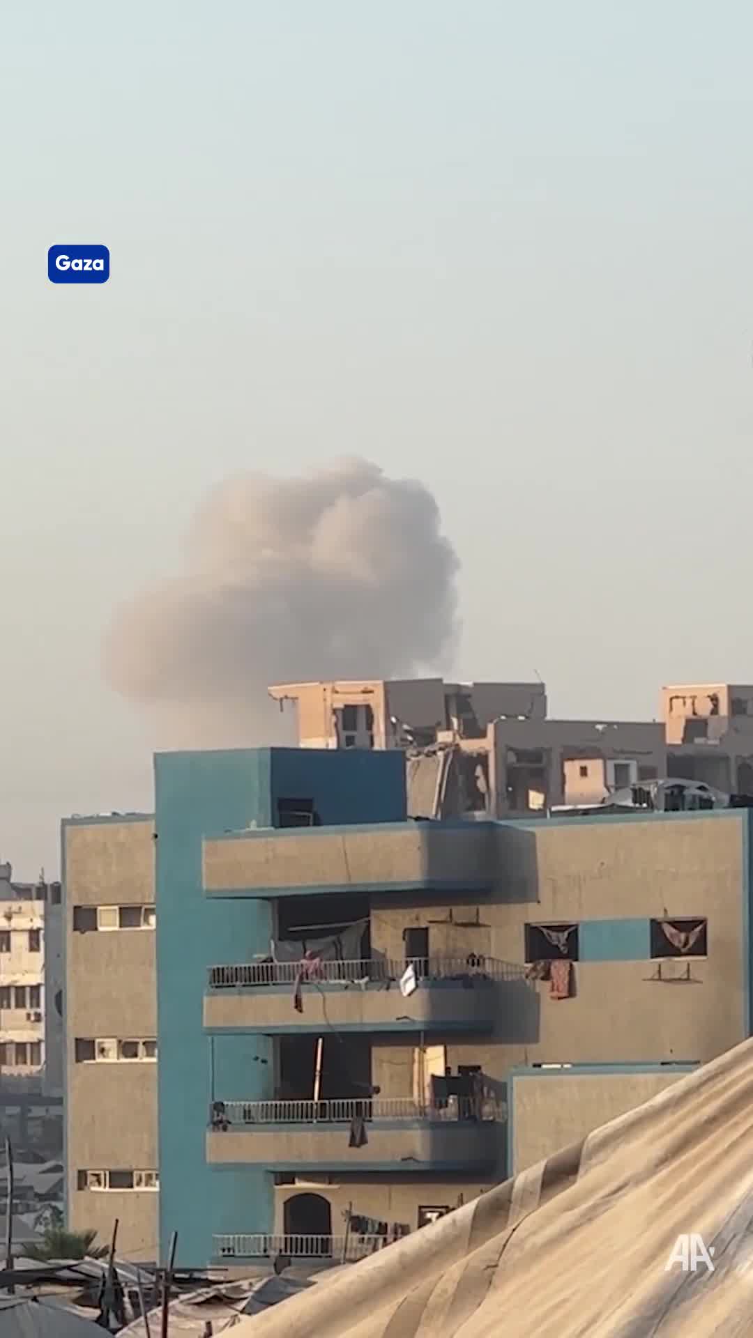 İsrail hava saldırıları Gazze şehrini tekrar vurdu ve bölgenin kuzeyindeki Sabra ve Zeytun mahallelerini hedef aldı. Görüntülerde saldırılar devam ederken birçok yerden dumanların yükseldiği görülüyor.