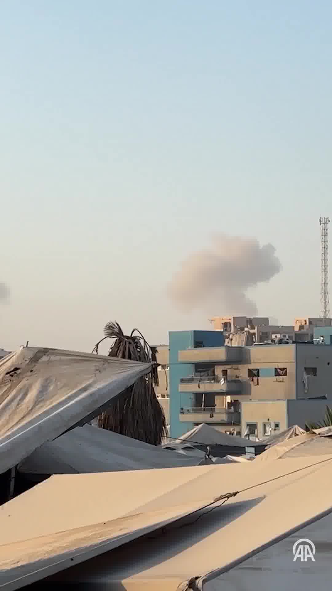 İsrail hava saldırıları Gazze şehrini tekrar vurdu ve bölgenin kuzeyindeki Sabra ve Zeytun mahallelerini hedef aldı. Görüntülerde saldırılar devam ederken birçok yerden dumanların yükseldiği görülüyor.