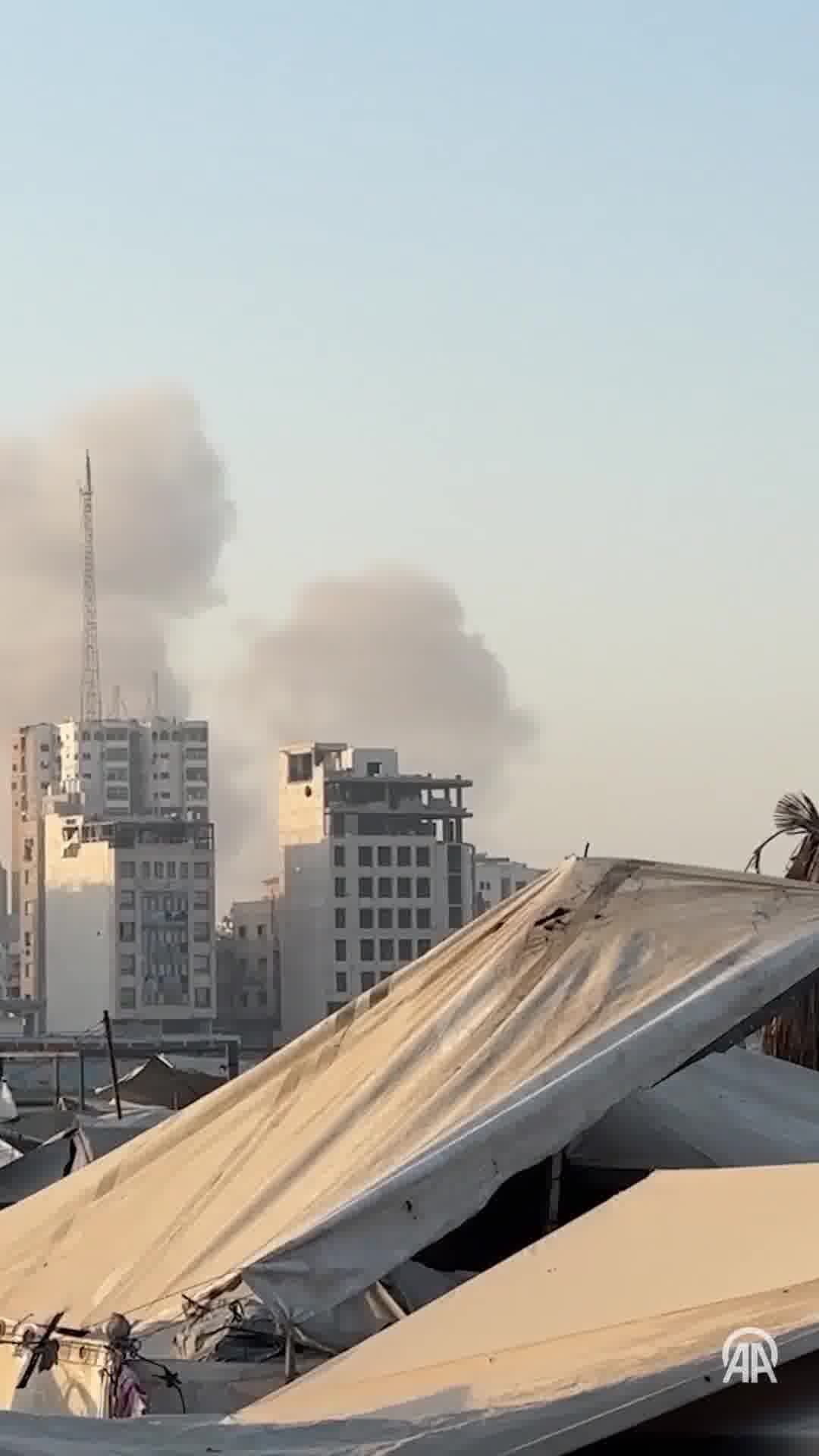 İsrail hava saldırıları Gazze şehrini tekrar vurdu ve bölgenin kuzeyindeki Sabra ve Zeytun mahallelerini hedef aldı. Görüntülerde saldırılar devam ederken birçok yerden dumanların yükseldiği görülüyor.