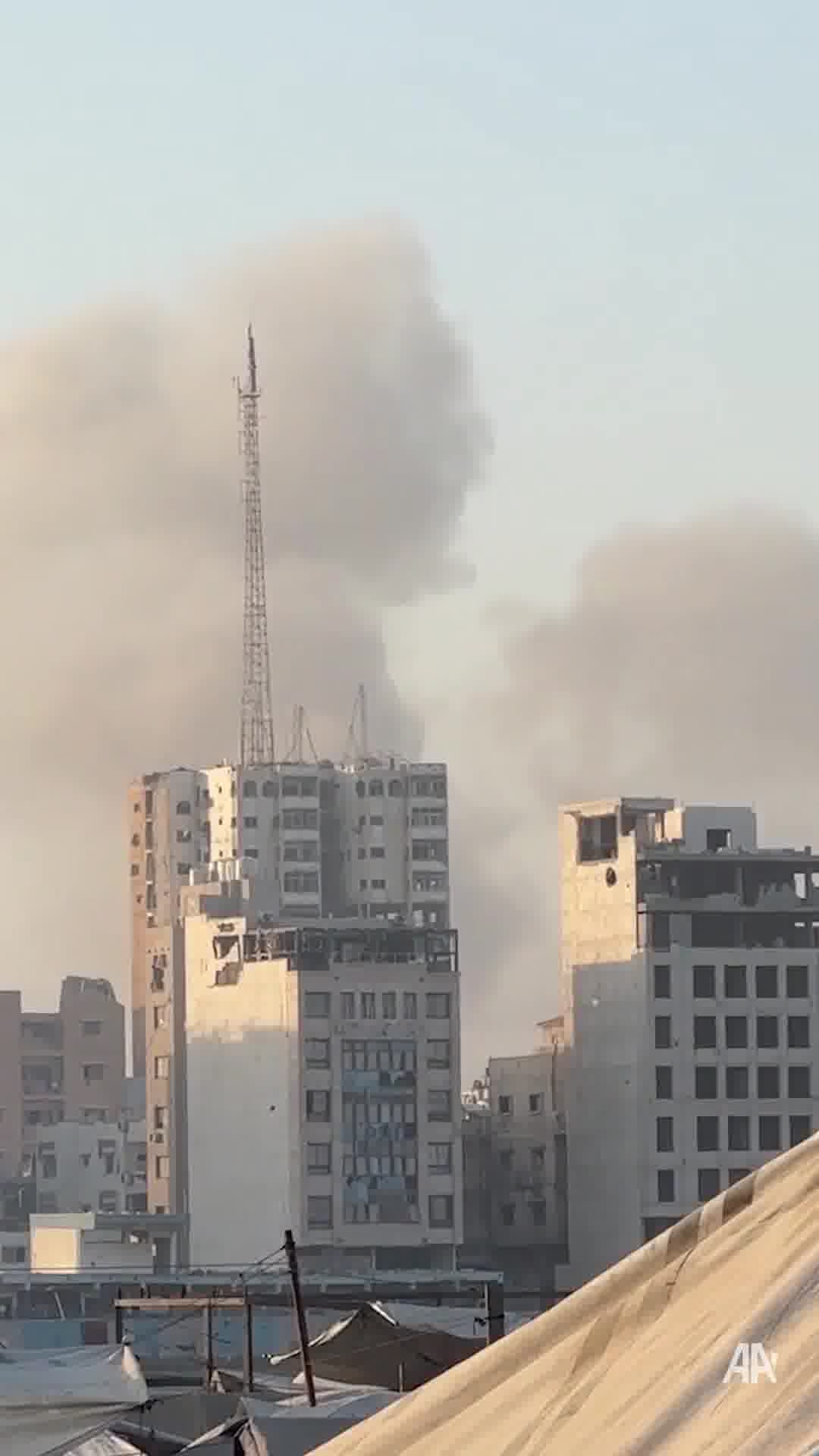 İsrail hava saldırıları Gazze şehrini tekrar vurdu ve bölgenin kuzeyindeki Sabra ve Zeytun mahallelerini hedef aldı. Görüntülerde saldırılar devam ederken birçok yerden dumanların yükseldiği görülüyor.