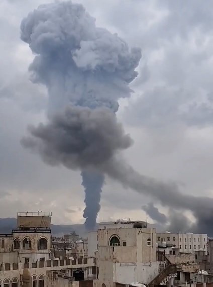 Residents: The bombing of Sana'a targeted a site near the presidential palace in Al-Sab'een.