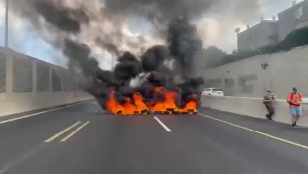 Protest Day: Northbound Ayalon Highway lanes blocked near Yoseftal Intersection 