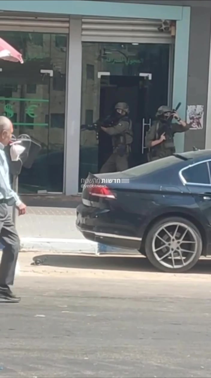 Israeli army forces raid a building in Ramallah - clashes at the scene