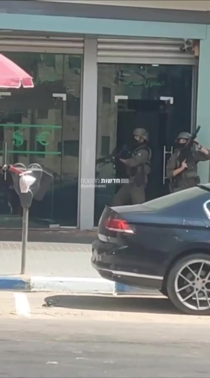 Israeli army forces raid a building in Ramallah - clashes at the scene