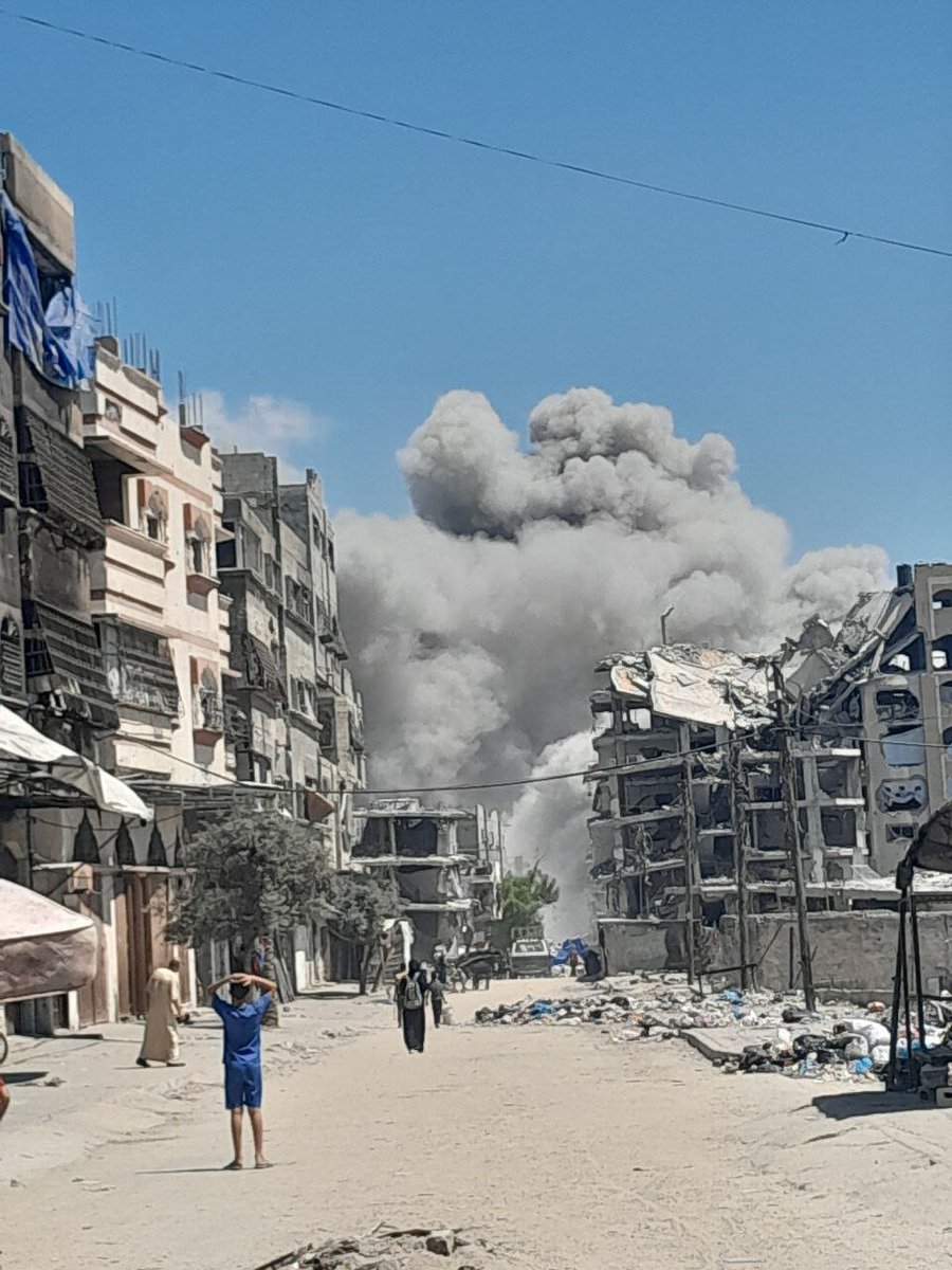 Airstrikes target Al-Qanou' Tower on Ahmed Yassin Street, west of Jabalia camp.