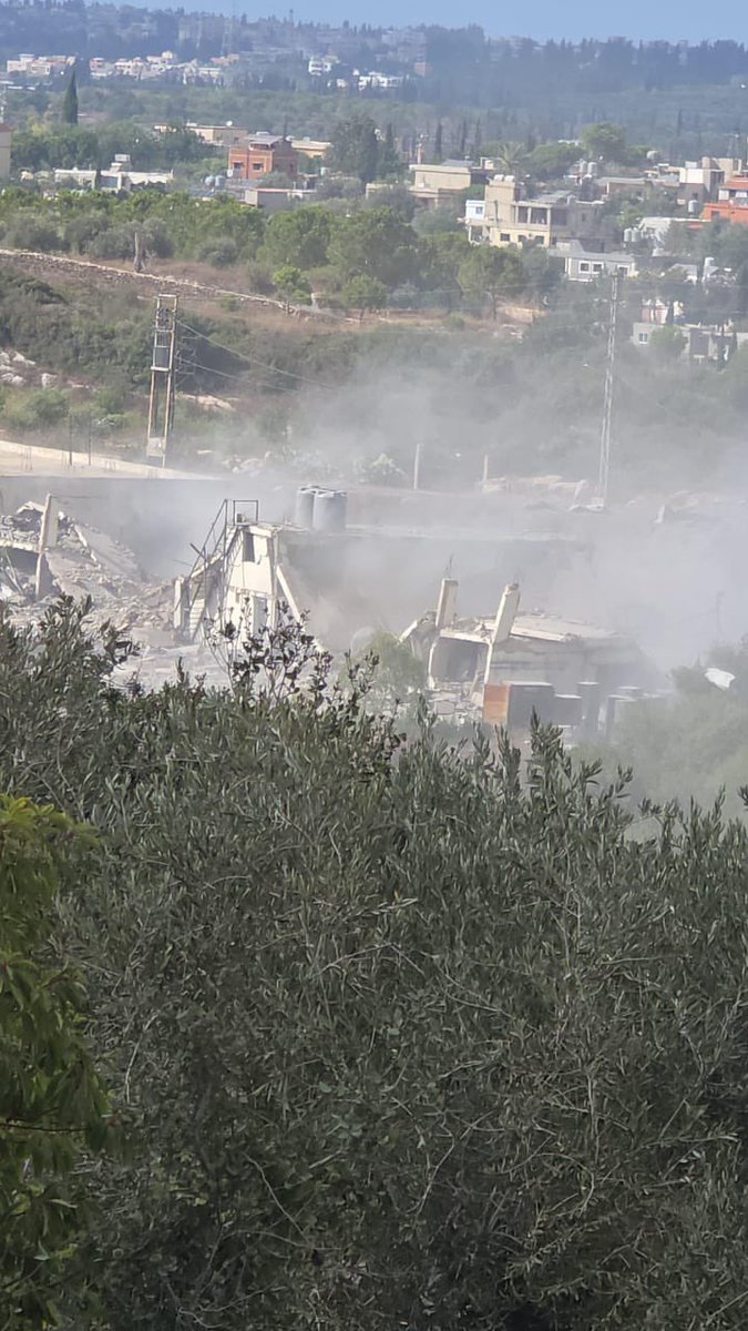 The raid targeted shops on the outskirts of Al-Zararia - Al-Kharaybgartain, targeting the Kawtharia Al-Raz area.